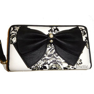 BETSEY JOHNSON WHITE BLACK FLORAL WALLET